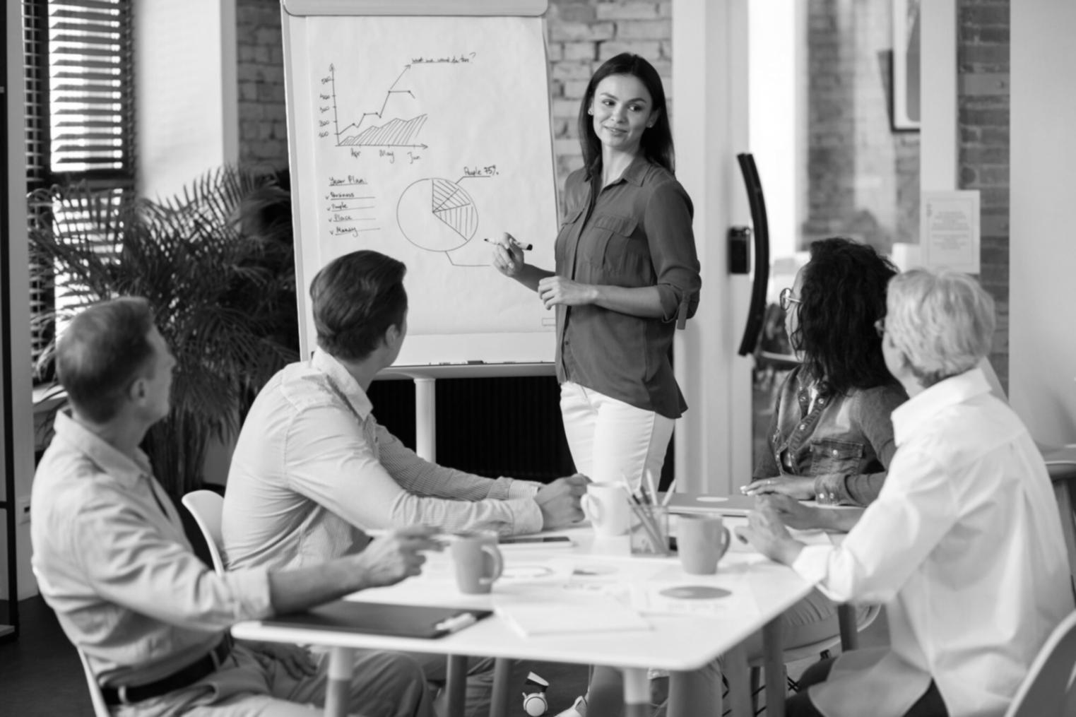 Espace de travail moderne avec vue sur la ville