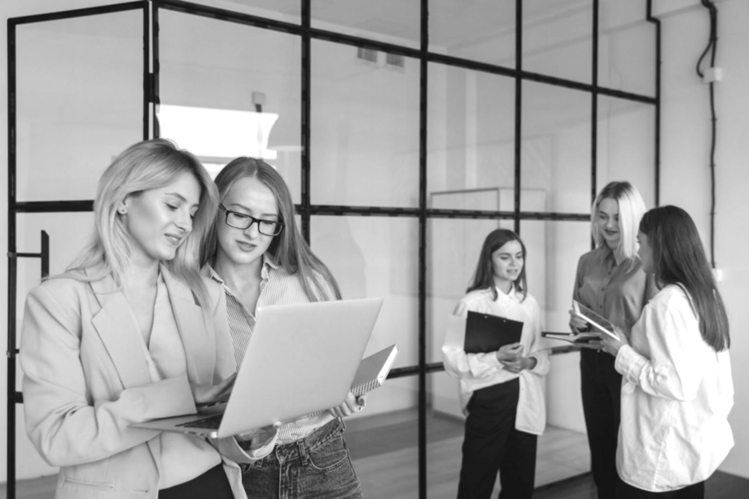 Personne travaillant sur des documents financiers